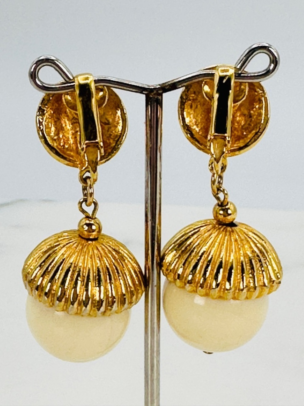 Vintage Cream and Gold Drop Clip On Earrings Hammered Disc with Ribbed Acorn Top - Picture 5 of 10